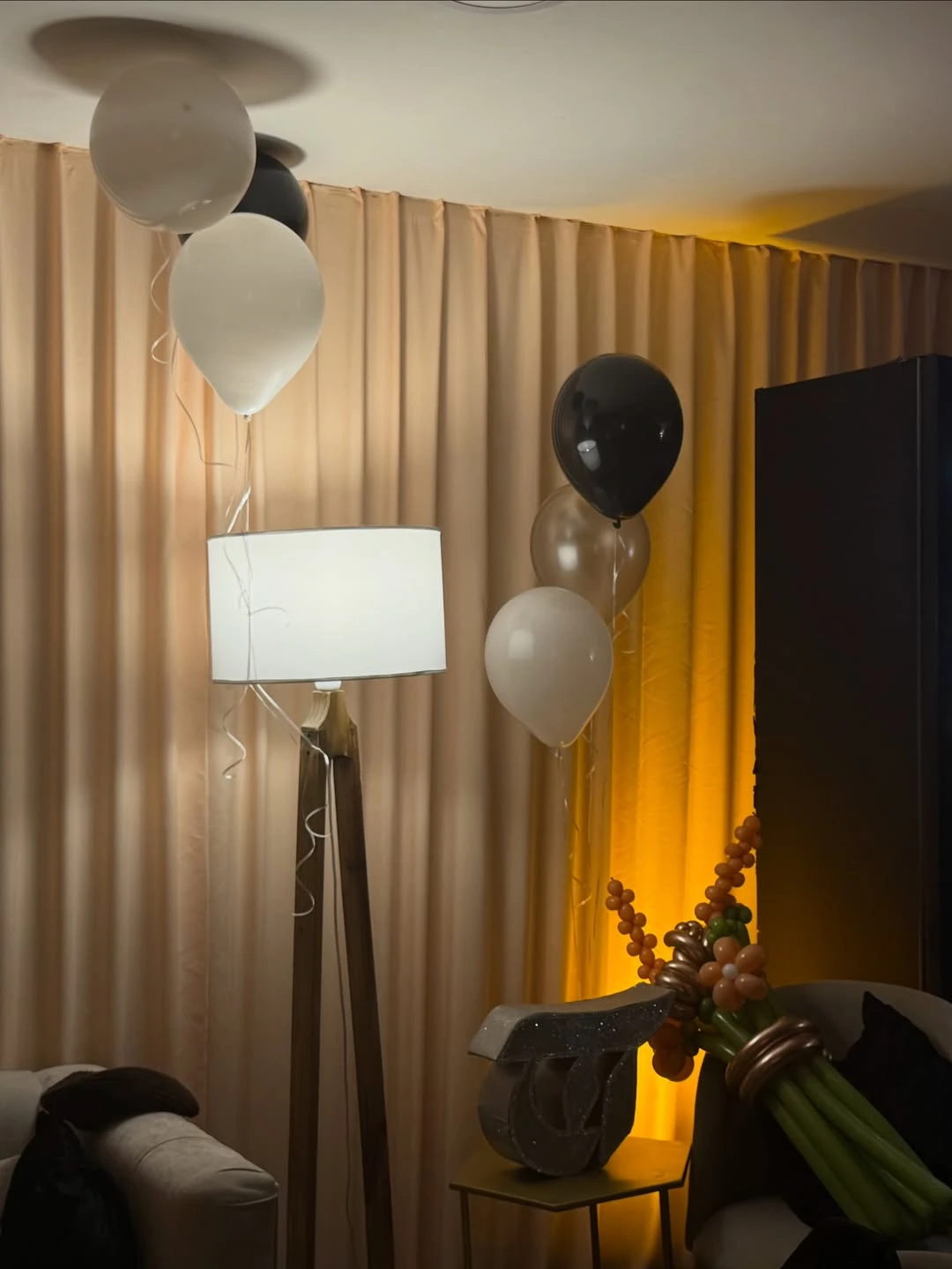 La cantante tuvo una decoración minimalista con globos perlados. Fotos: IG.