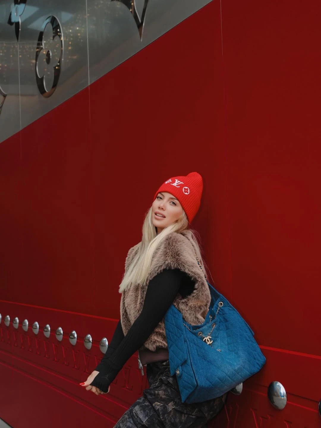 Una de las prendas más chic fue un chaleco de piel. Foto: IG. 