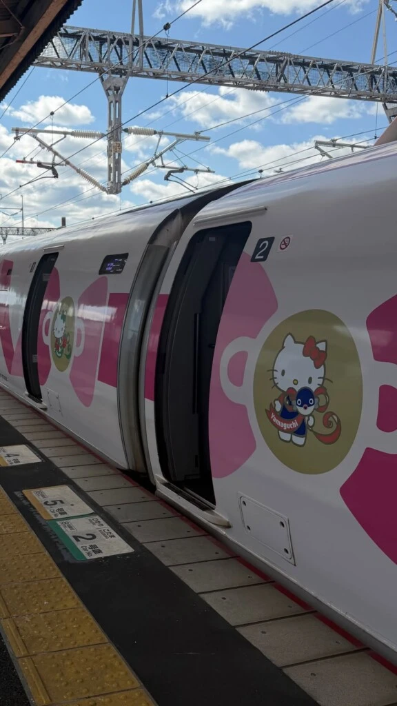 Uno de los momentos más destacados del viaje fue su experiencia a bordo del famoso tren bala en Hiroshima. 