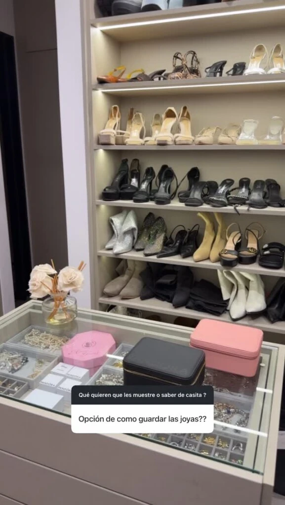 El área del vestidor tiene una isla con joyería. Fotos: IG. 