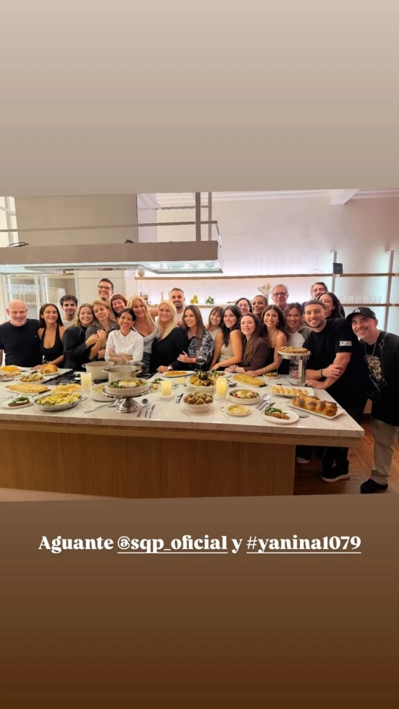 La conductora celebró junto a su equipo de trabajo.