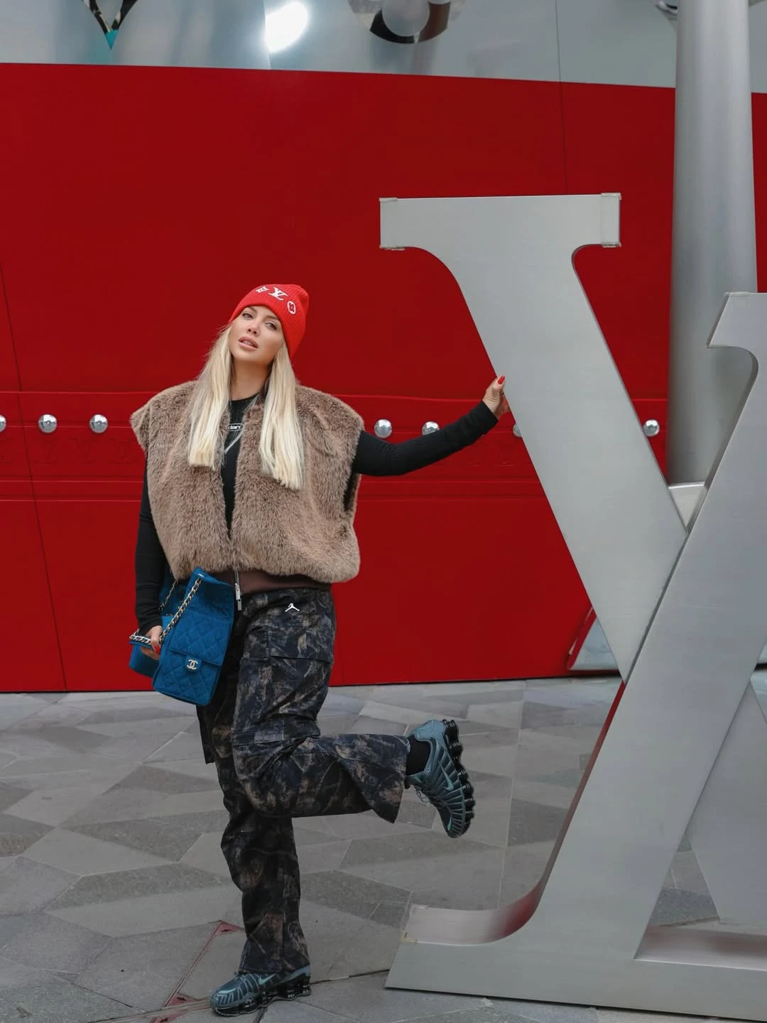 Wanda Nara sumó como accesorio una cartera de Chanel en azul. Fotos: IG. 