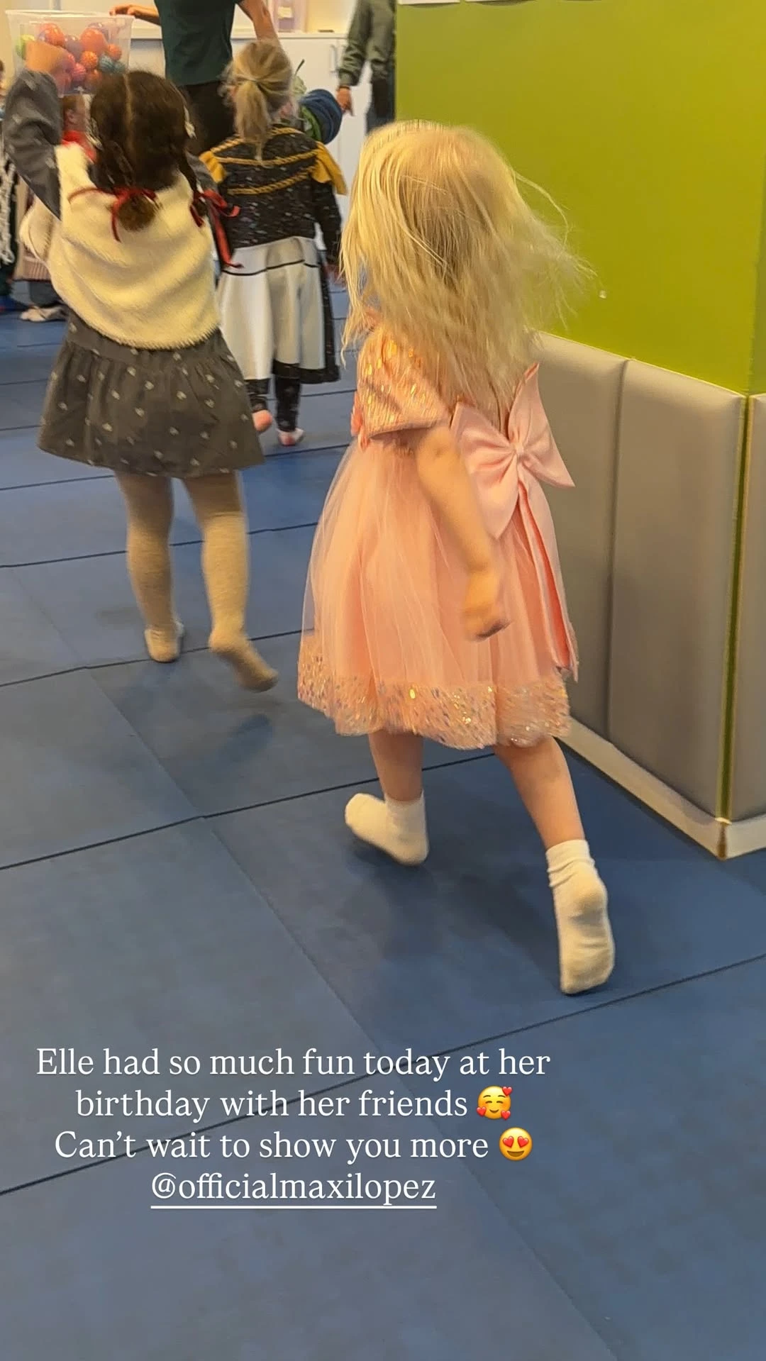 Elle lució un vestido rosa con tul y brillos. Fotos: IG. 