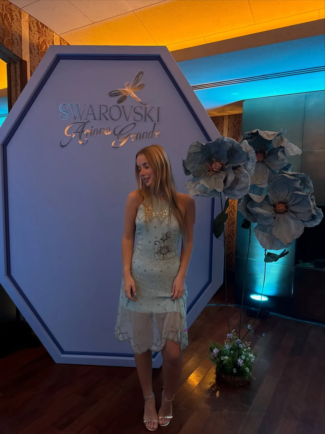 La influencer lo combinó con unas sandalias en color plata. Fotos: IG. 