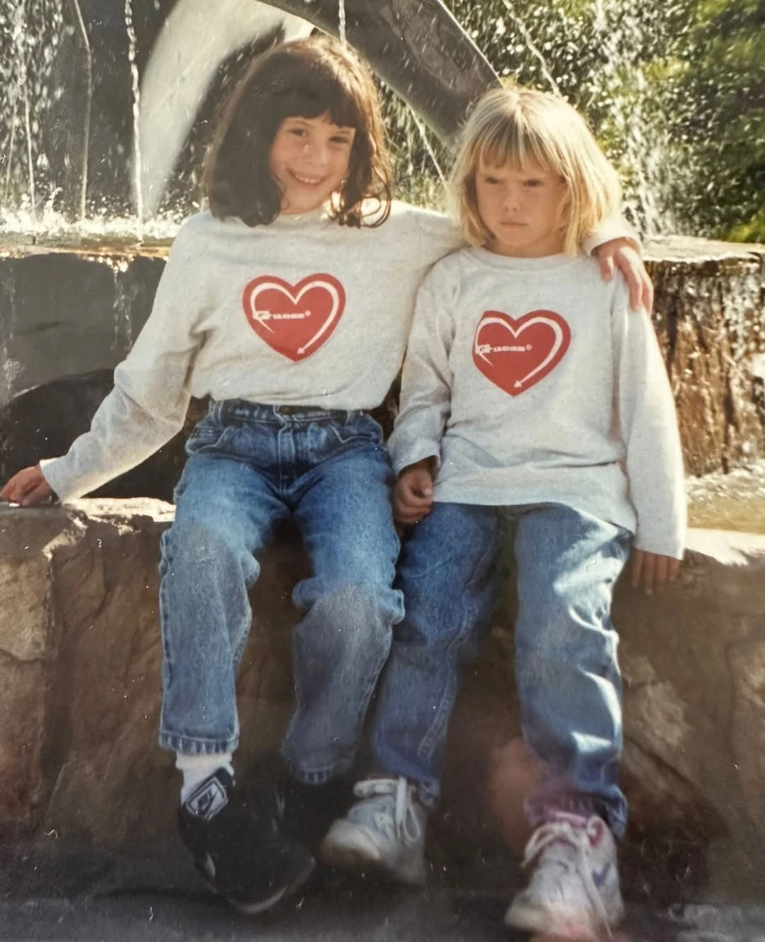 Josefina y Sofía en su infancia. Fotos: IG. 