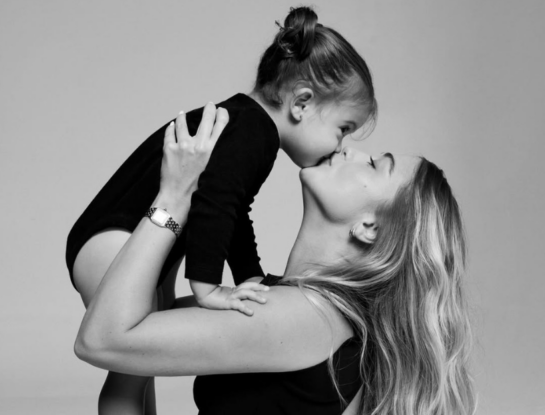 Sofía Calzetti celebró los 18 meses de su hija Olivia con increíbles matching looks: elegancia en full black y muchas risas
