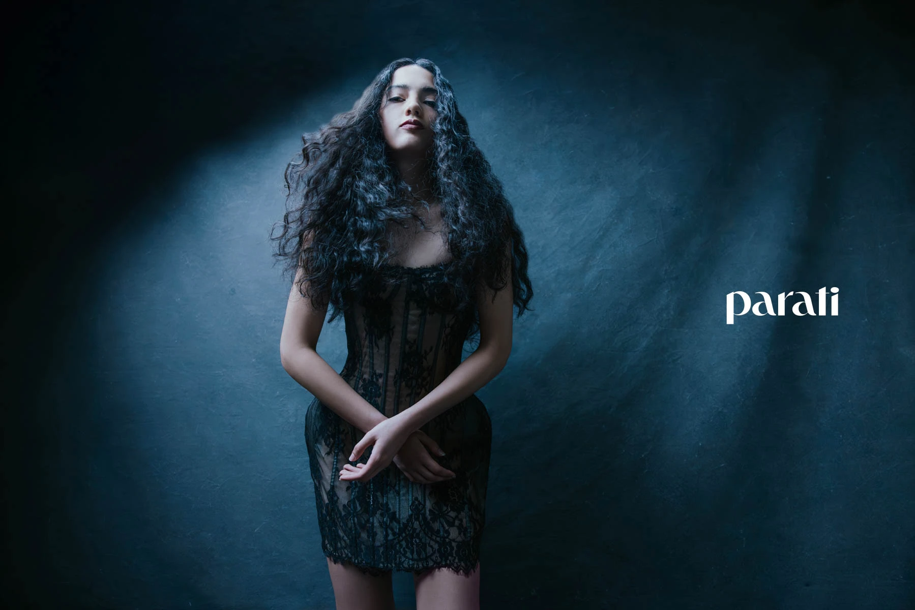 Mini vestido corset de encaje @joti.harriague y stilettos de satin @lachicadelosstilettos