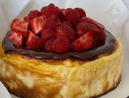 Torta vasca saludable: una versión frutal y a base de yogur griego