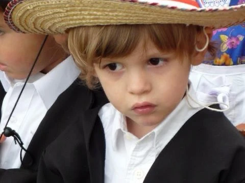 Fiel a su estilo sensible y poético, Vicuña comenzó evocando el día en que nació su hijo: “Una madrugada de tormenta naciste como un rockero”.