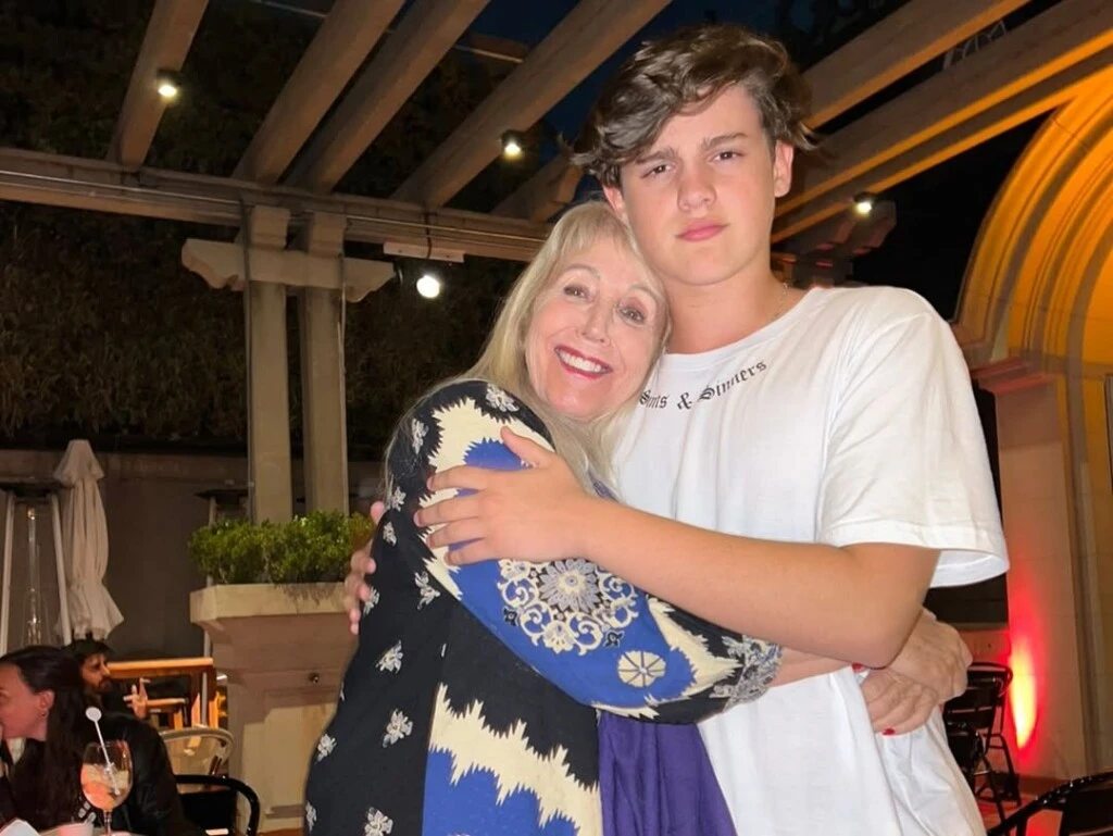 Bautista junto a su abuela, Isabel Luco Morandé.