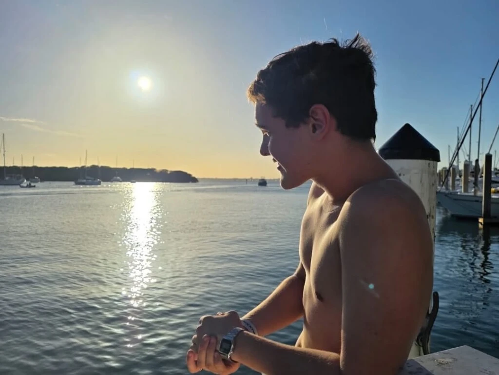 “No me canso de mirar tus fotos de niño, que ya son recuerdos y raíces del hombre grande y fuerte que eres hoy”, las tiernas palabras de Benjamín a su hijo varón más grande.