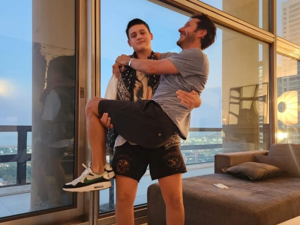 Las fotografías finales de padre e hijo en situaciones simples y espontáneas fueron las más celebradas por los seguidores, que destacaron la complicidad y el cariño que transmiten.