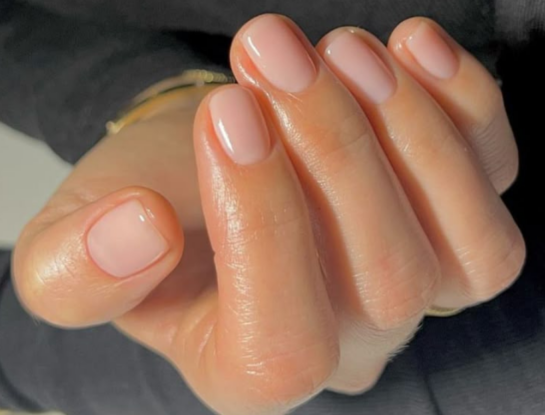 Uñas de jabón: el estilo minimalista que aman las famosas y arrasa en redes