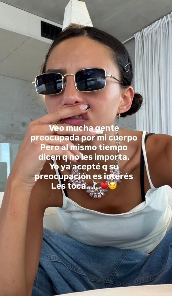 En una foto en la que aparece haciendo un gesto de confusión y usando lentes, la joven escribió un mensaje que rápidamente llamó la atención de sus seguidores.