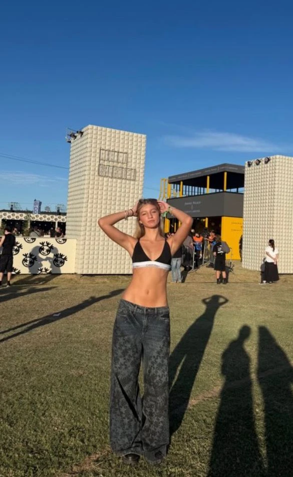 El estilismo se inscribió dentro de una estética urbana y festivalera.