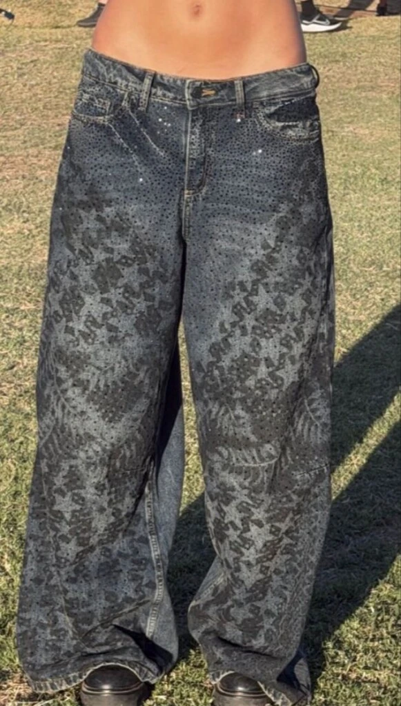 El pantalón, de calce relajado y caída amplia, remite directamente a la moda de los años 2000.