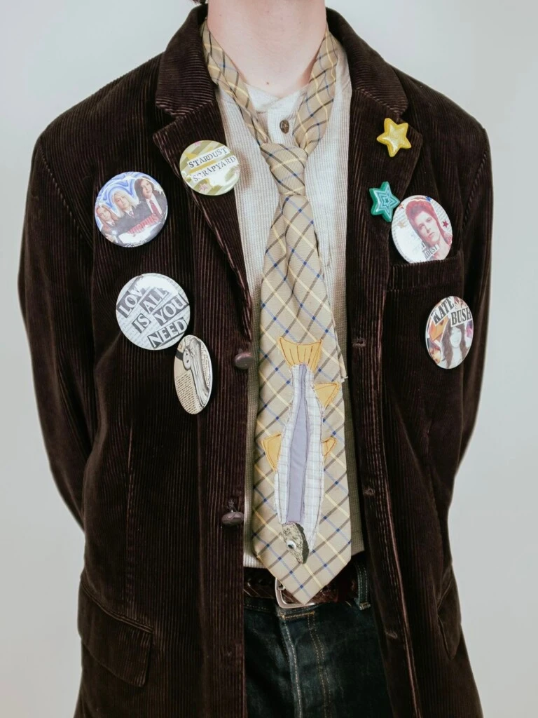 En looks neutros o monocromáticos, como los clásicos marrones, grises o negros del otoño, este recurso aporta contraste y dinamismo sin necesidad de sumar nuevas prendas.