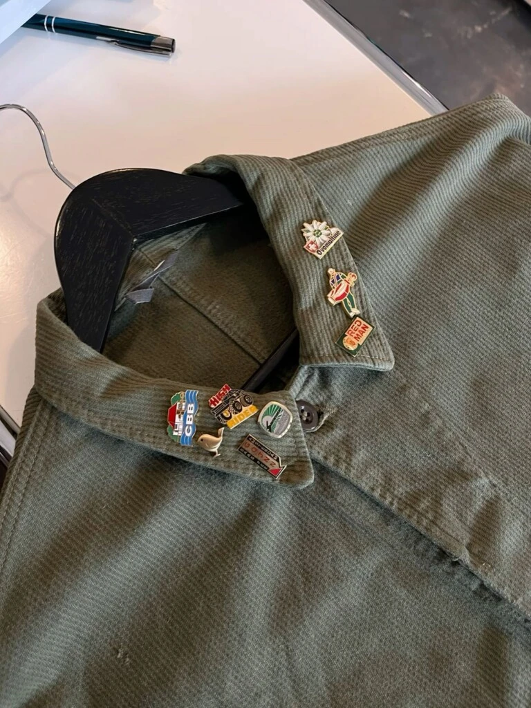  En un contexto donde la moda tiende a la homogeneidad, los detalles personalizados cobran protagonismo.