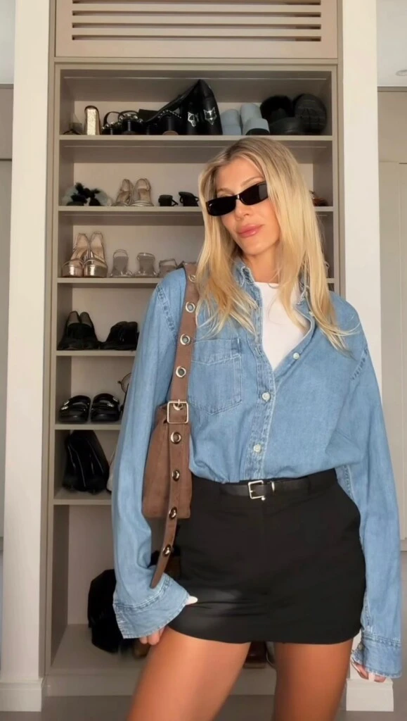 Para esta ocasión, la modelo apostó por un outfit que juega con el contraste de materiales. 