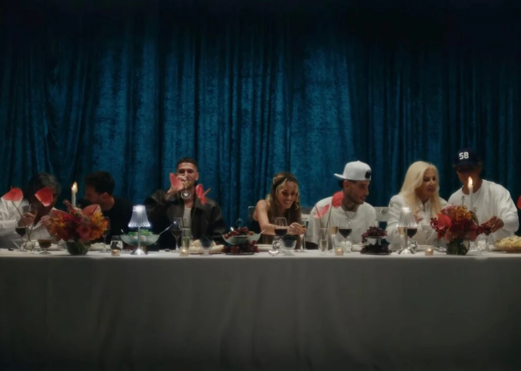 La disposición de los protagonistas en el centro, rodeados de invitados, intensificó las versiones de que se trataría de una referencia a un casamiento.