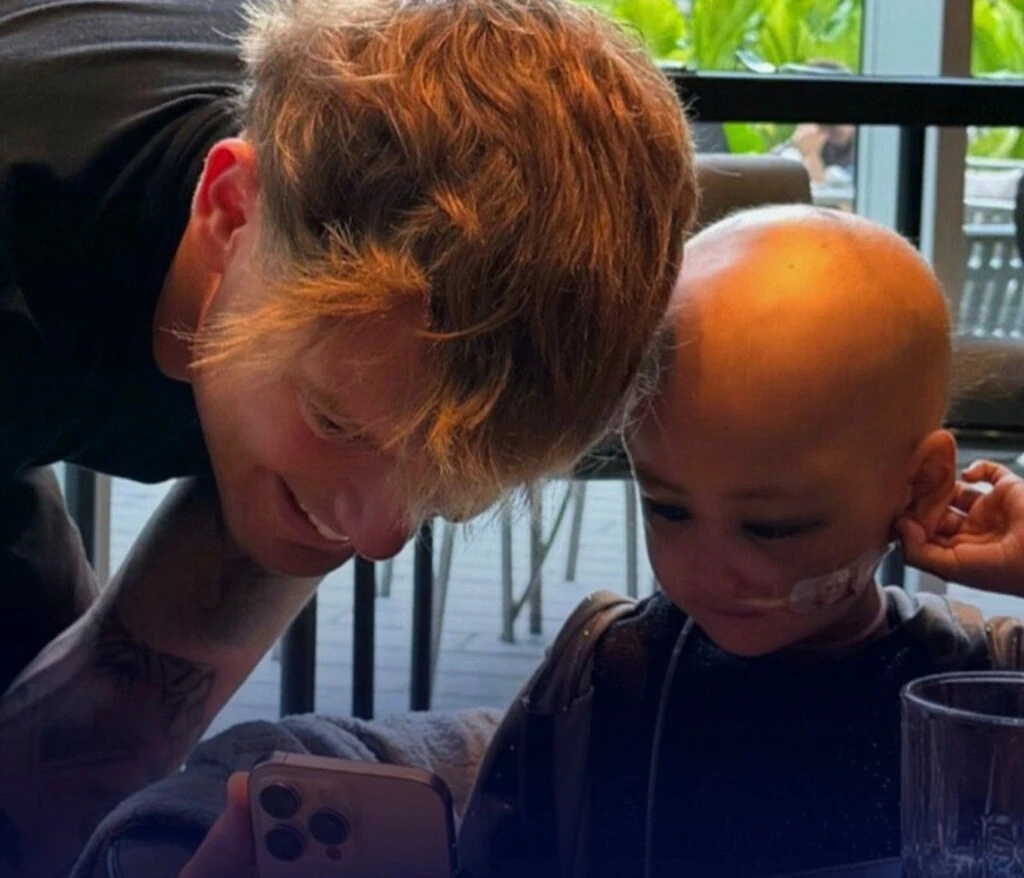 Ian Lucas y Oli, la pequeña fan del youtuber que falleció al poco tiempo de conocerlo.