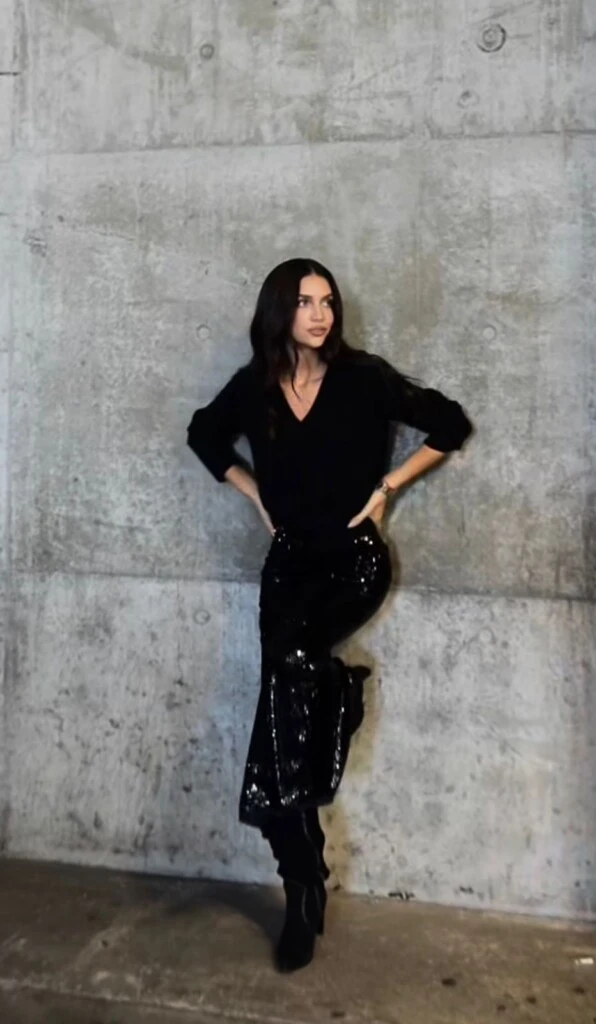 El foco del outfit está puesto en la falda, que aporta brillo, textura y un fuerte impacto visual. 