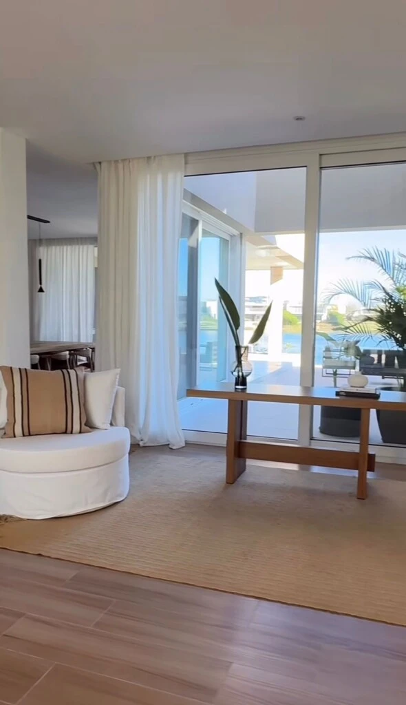 Uno de los grandes protagonistas de la renovación es el living, que se abre hacia el exterior con amplios ventanales que permiten el ingreso constante de luz natural. 