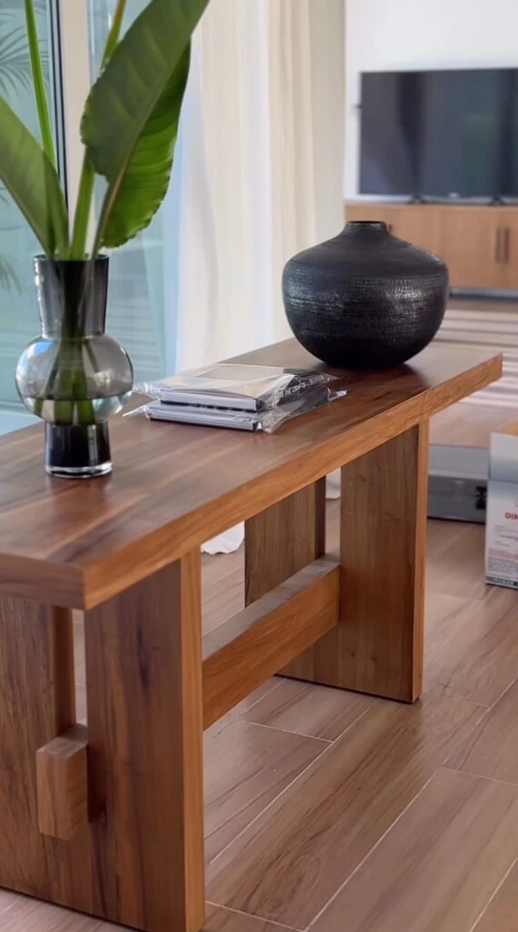 Los espacios amplios y despejados también acompañan esta nueva etapa familiar, pensados para la comodidad y el movimiento cotidiano.