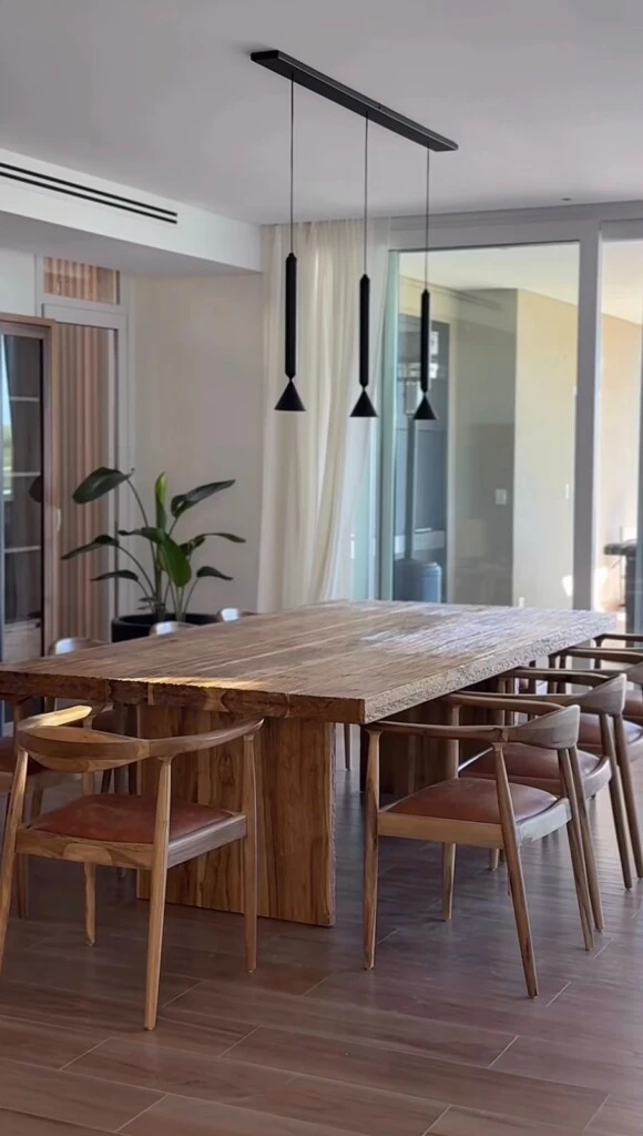 Los tonos neutros, como el blanco, el beige y la madera clara, dominan el espacio.