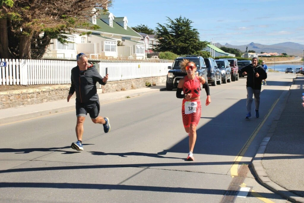 La iban alentando mientras corría