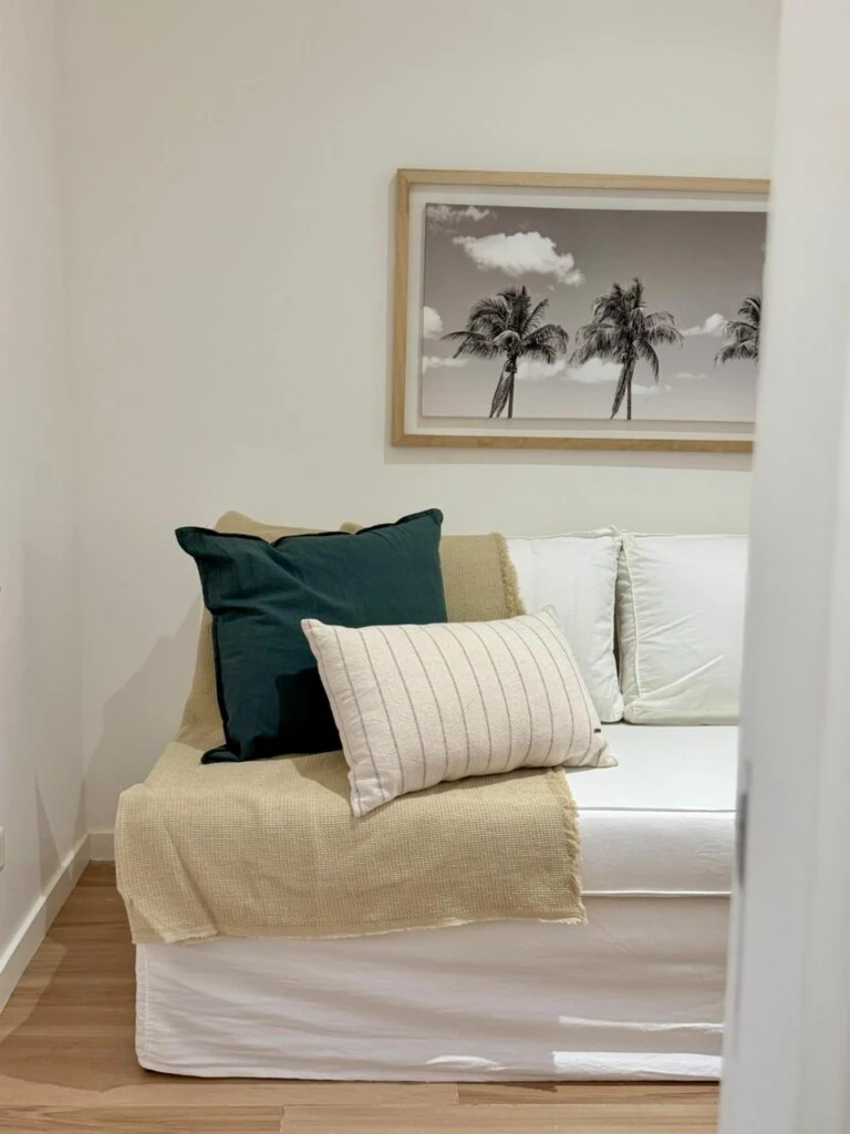 bicada en Puertos, la casa ya contaba con el potencial para convertirse en un espacio dinámico, disfrutable y relajado. Sin embargo, aún faltaba definir una identidad estética clara.