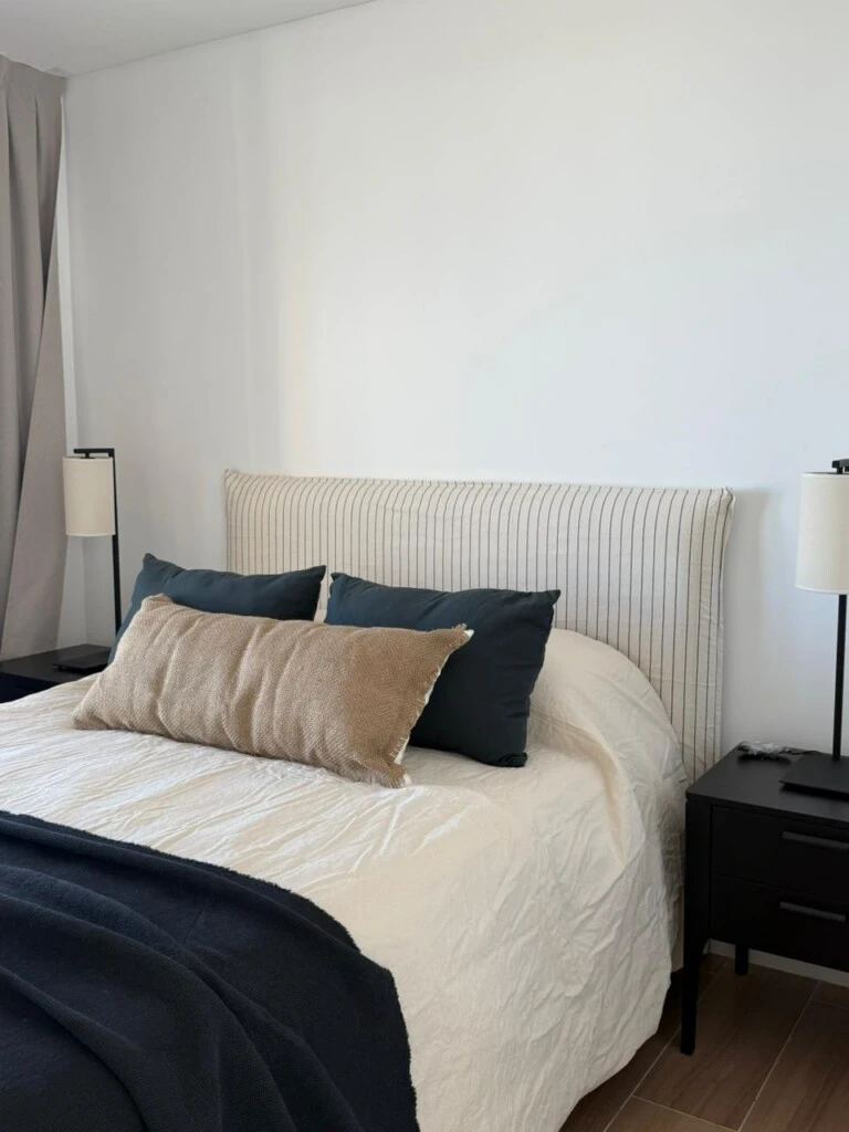 “Les mostré el tipo de mueble que me gustan, mi expectativa sobre el funcionamiento de la casa y ellos se ocuparon de elegir y traer todo lo necesario. Objetos decorativos, cuadros y textiles, elementos que muchas veces resultan difíciles de definir sin verlos primero”.