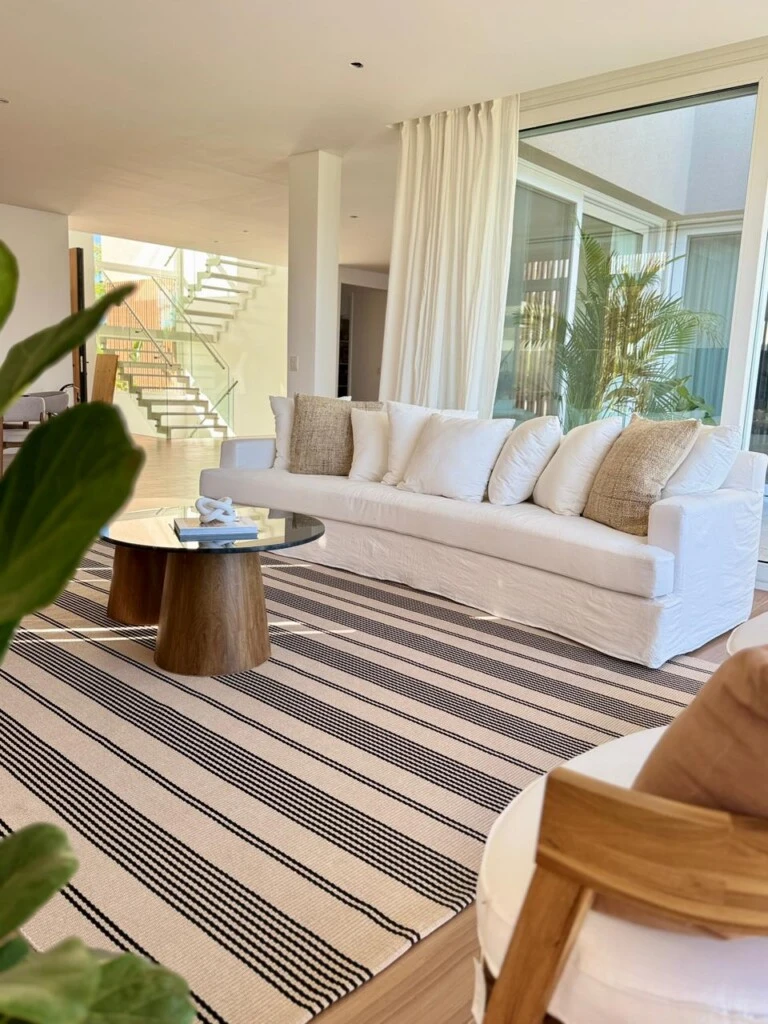 “Cuando Rocío decidió equipar su casa en Puertos, tenía algo muy claro: quería un hogar funcional, de diseño y listo para disfrutar en familia, pero sin atravesar un proceso largo y complejo”.