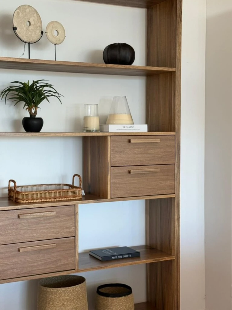 La necesidad era clara: modificar y mejorar todos los espacios de la casa, desde el living y el comedor hasta los dormitorios y el exterior, manteniendo coherencia estética y practicidad.