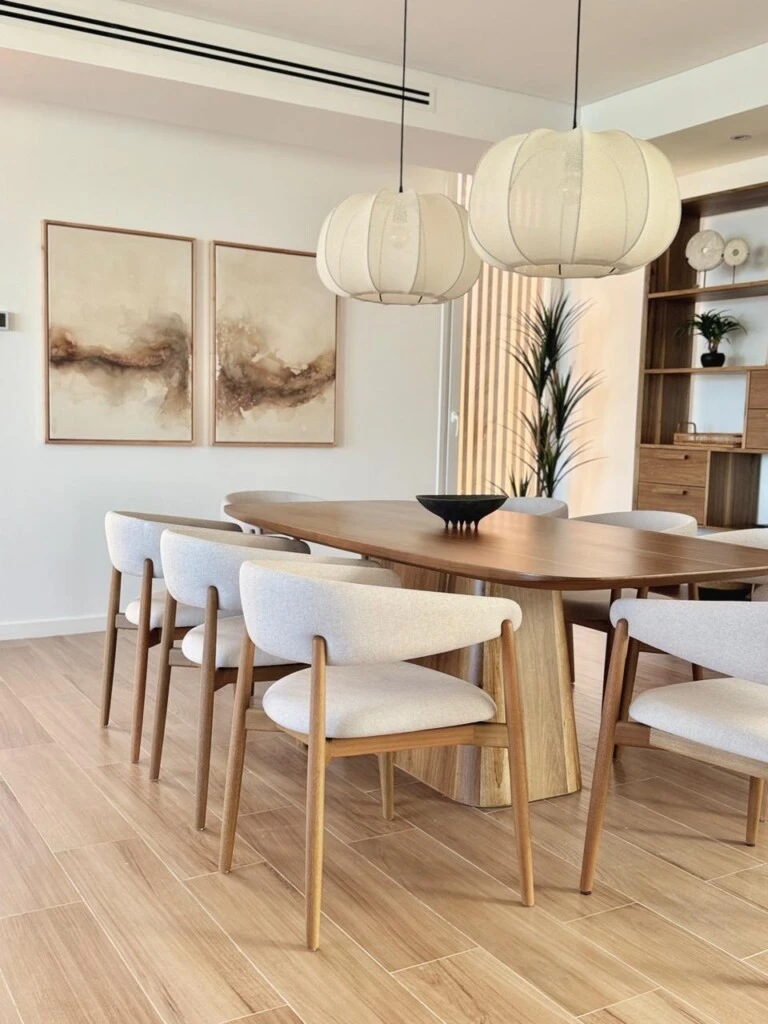 A su vez, los textiles livianos, las cortinas translúcidas y los amplios ventanales fueron factores esenciales para la búsqueda de la sensación de amplitud.