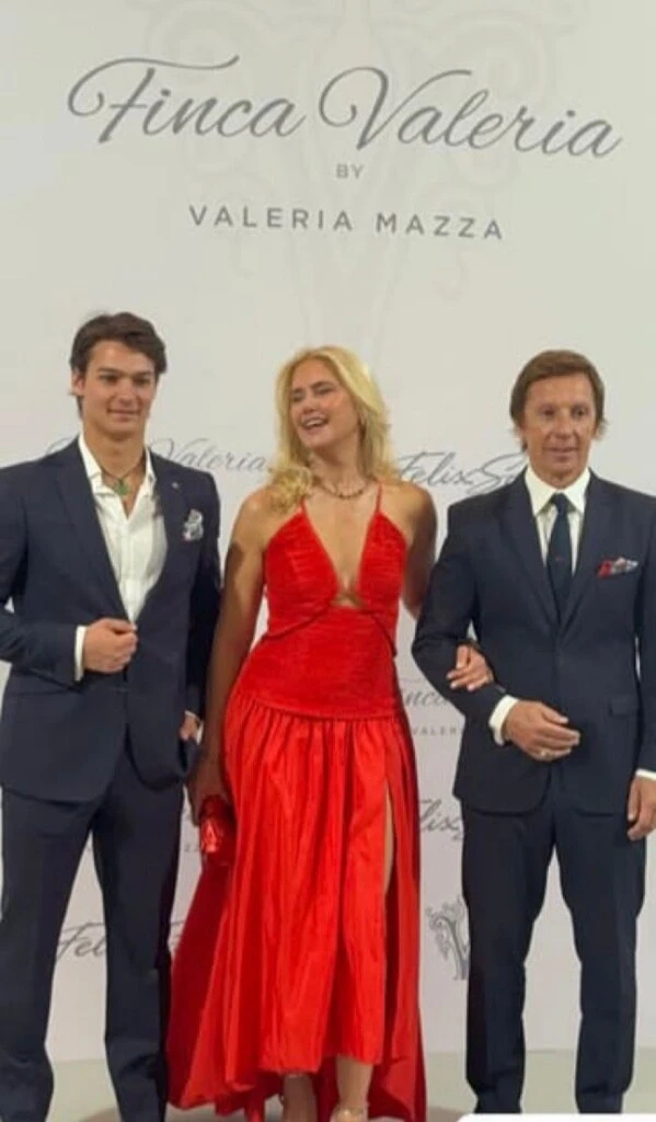 En sintonía con la elegancia del evento, su esposo e hijo optaron por smokings en tonos oscuros.