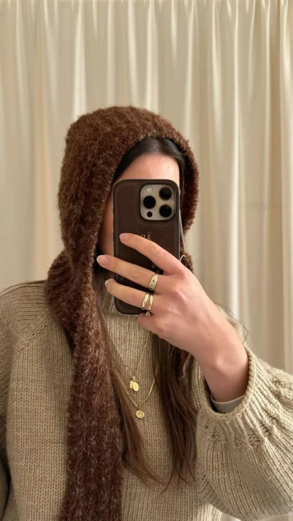 Este modelo, conocido internacionalmente como earflap hat, se caracteriza por tener dos tiras largas a los costados que cubren las orejas que caen como si fueran una bufanda. 