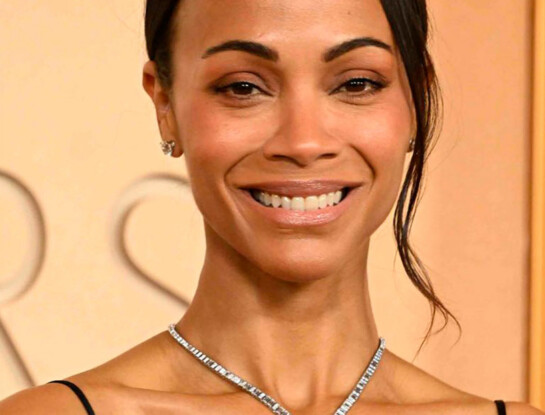 Zoe Saldaña impactó en los Oscars 2026 con un vestido lencero de encaje de Saint Laurent