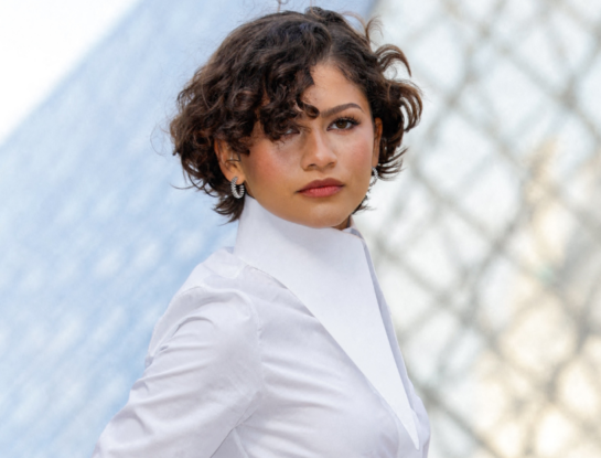 Zendaya deslumbró en el desfile de Louis Vuitton con su bob corto de aire francés