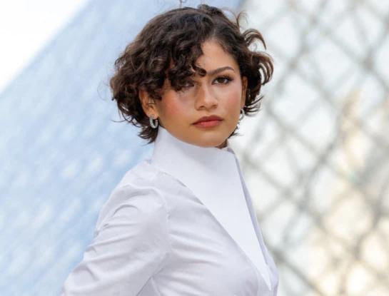 Zendaya deslumbró en el desfile de Louis Vuitton con su bob corto de aire francés