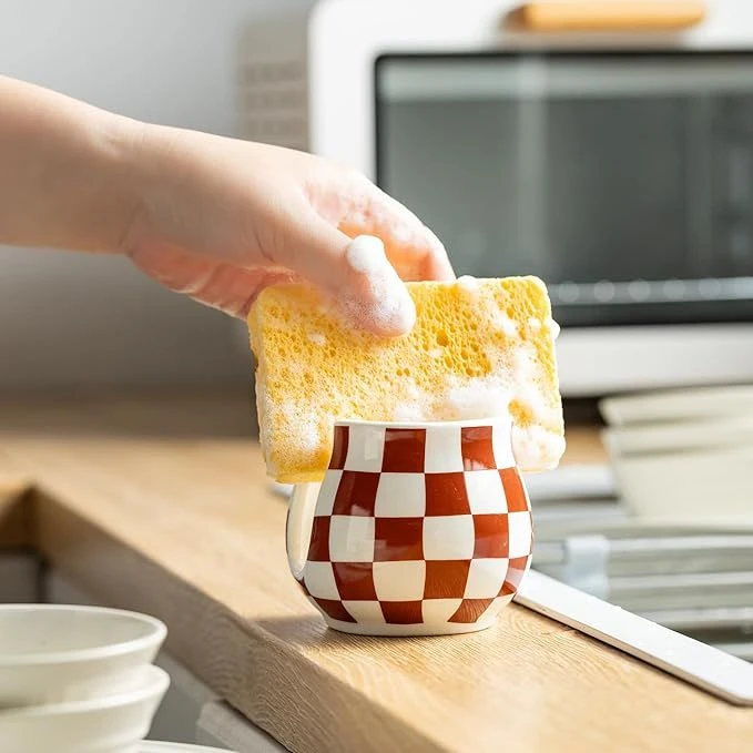 Las esponjas que usamos para lavar los platos son uno de los objetos más contaminados del hogar. 