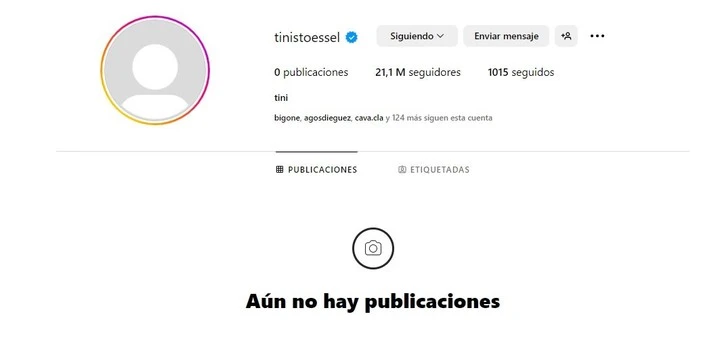 El punto de quiebre llegó en el mes de su cumpleaños, cuando dejó su feed completamente vacío justo antes del lanzamiento de “Un mechón de pelo”. 