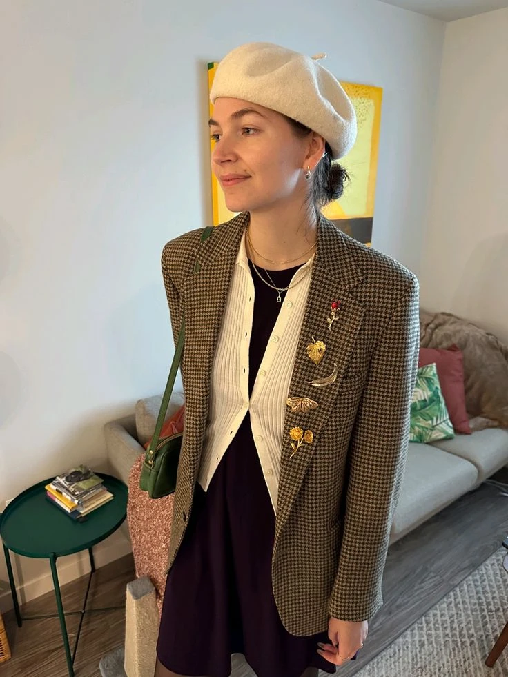 Se pueden llevar en versión minimalista, con piezas metálicas pequeñas, o en propuestas más audaces que combinan varios prendedores en simultáneo.