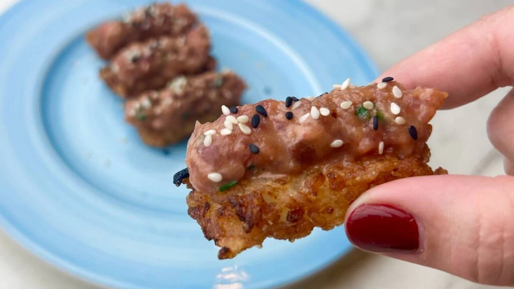 Arroz prensado y dorado: una receta fácil, con pocos ingredientes y toppings a elección

