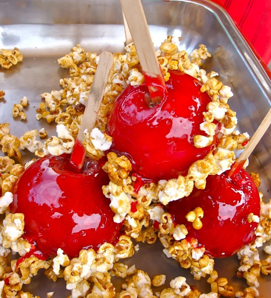 Receta de manzanas caramelizadas con pochoclos: fácil, crocante y viral

