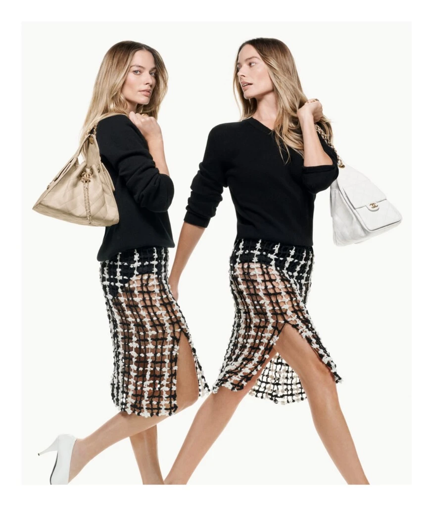 Margot Robbie con la nueva obsesión de la moda.