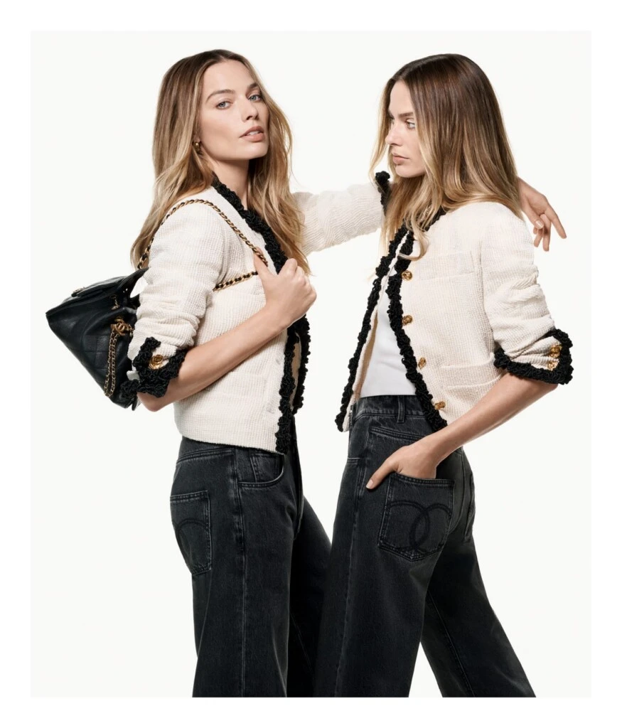 Margot Robbie con la nueva obsesión de la moda.