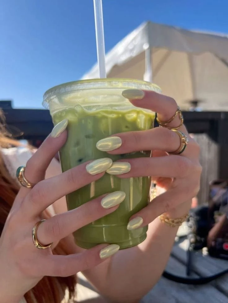 Es una manicura chic y elegante.