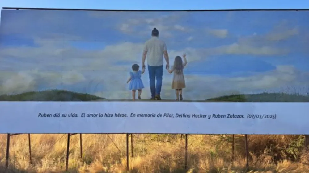 El cartel homenaje que colocaron sobre la ruta 3