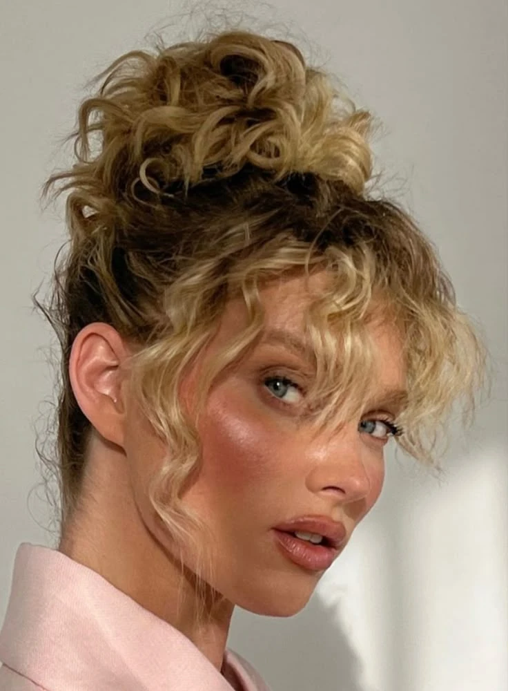 Los trucos de un experto para hacer recogidos de pelo con rulos y que queden perfectos